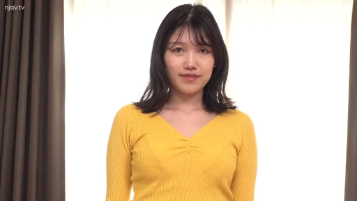 室内 · 微笑 · 半身 · 注视镜头 · 正面站立 · 黑色短发 · 黄色长袖上衣