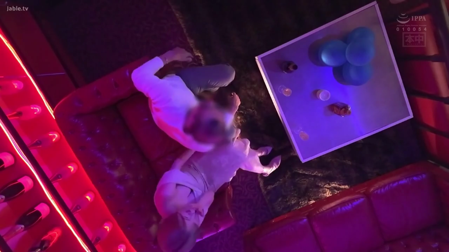 酒吧包厢 · 浅色连衣裙