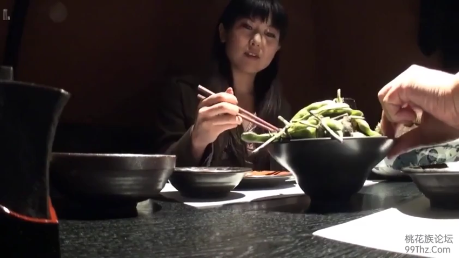 专注 · 卧室 · 床 · 紫色吊带 · 爬行姿势 · 背部特写 · 舔舐胸部 · 皮肤接触