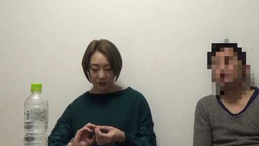 沙发 · 坐姿 · 事业线 · POV视角 · 注视镜头 · 靠枕 · 平和 · 白色低胸开衫