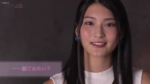 室內 · 微笑 · 耳環 · 面部特寫 · 正面 · 白色无袖上衣 · 開朗 · 采访