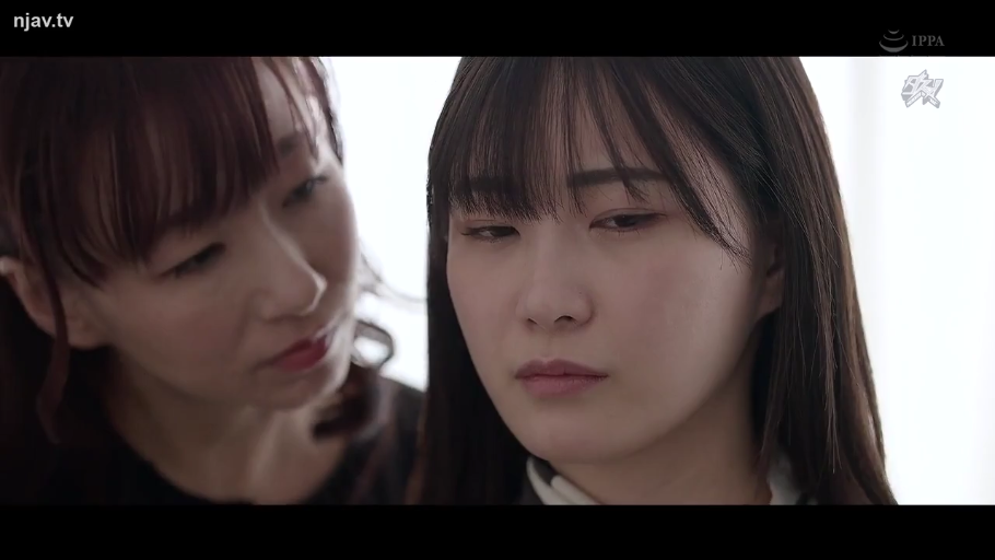 室内 · 忧郁 · 脸部特写 · 制服 · 凝视 · 靠近