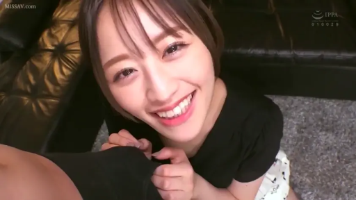 室内 · 皮沙发 · 跪姿 · 黑色上衣 · 面部大特写 · 成人 · 开心大笑 · 拉拽衣袖