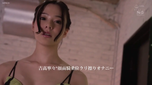 字幕 · 微笑 · 面部特写 · 摄影棚 · 吊带内衣 · 倾斜 · 诱惑行为