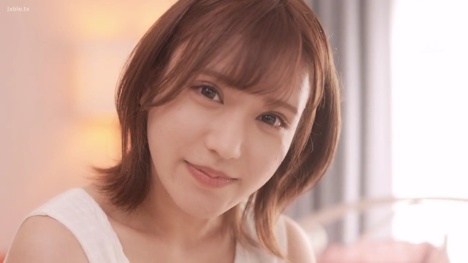 脸部特写 · 卧室 · 白色背心