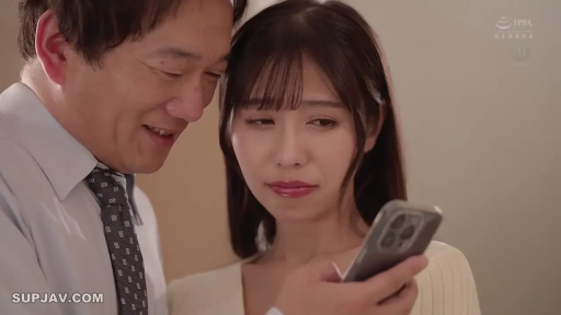 室内 · 面部特写 · 剧情 · 看手机 · 手机 · 衬衫领带 · 依偎 · 纠结