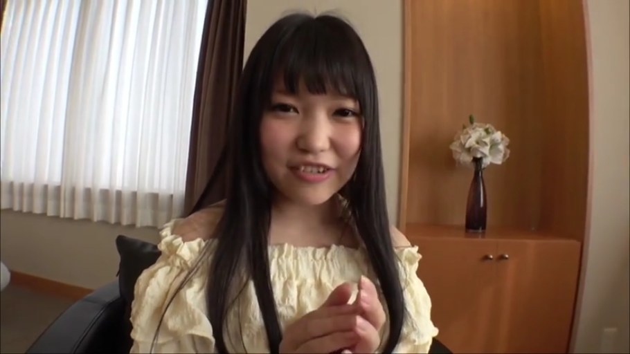 室内房间 · 胸部以上特写 · 正面坐姿 · 亲切微笑 · 对话交流 · 一字领露肩上衣 · 背景装饰花卉 · 黑色长直发