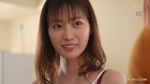 Close-up of the face · Stand · Smile · Gaze · 紫色背心 · 棕发 · 室内居家