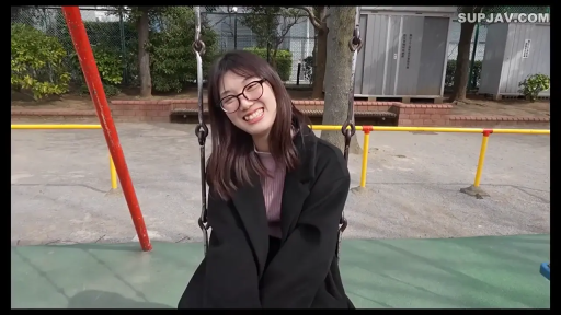 Sitting Posture · 面部 · staged photo · Smile · Park · Amateur · 黑色大衣 · Swing