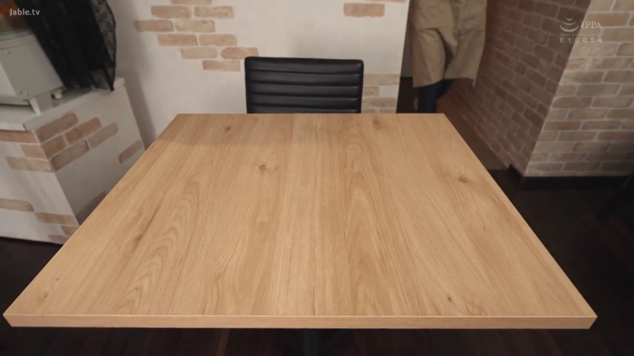 中景 · 平静 · 注视 · 吧台 · 围裙 · 日文字幕 · 咖啡厅 · 侧身回头