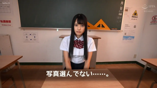 室内 · 胸部特写 · 迷离 · 站姿 · 长发 · 条纹T恤 · 自摸