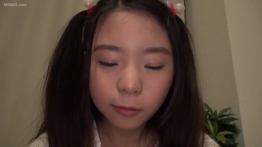 室内 · 脸部特写 · 白色上衣 · 正对镜头