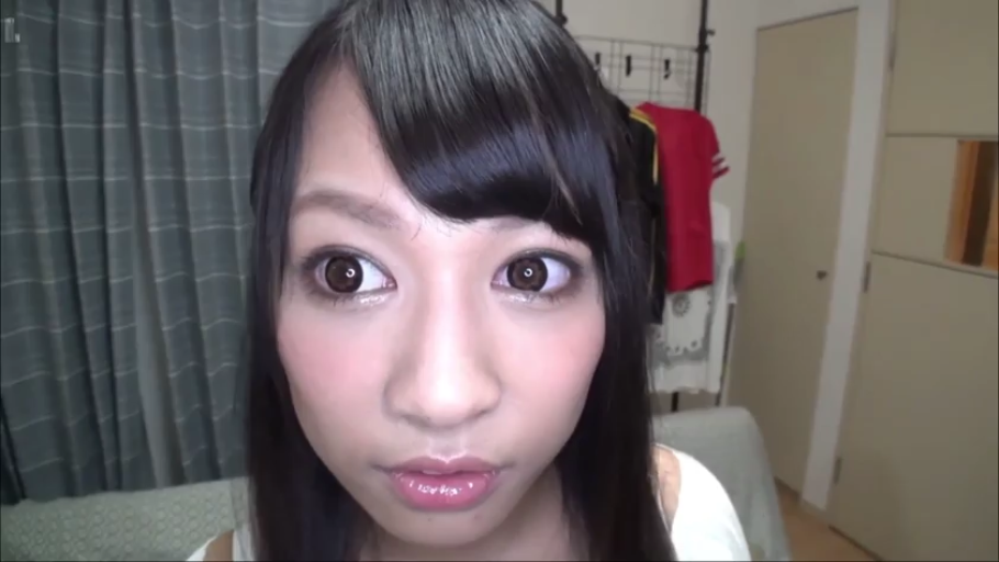 室内 · 俯身 · 脸部特写 · 白色上衣 · 长发 · 惊讶 · 凝视镜头