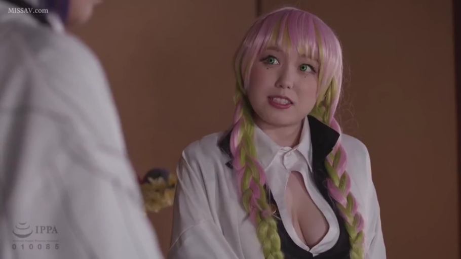 Indoor · Conversation · 巨乳 · Standing Posture · Smile · Half-body close-up · 动漫COS服 · 粉绿假发