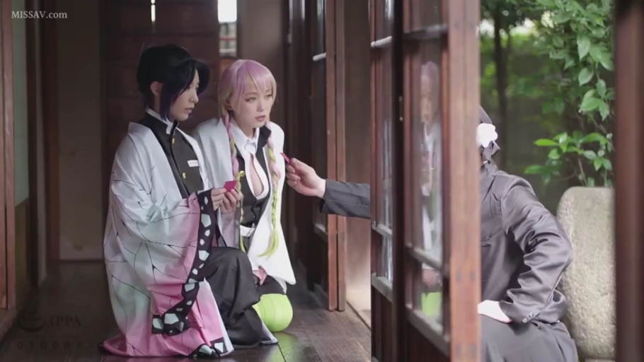 跪坐 · Role-playing · Medium shot · Observation · 认真 · 角色扮演服 · 日式走廊 · 卡片