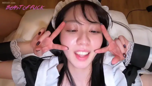 顔部のクローズアップ · 枕头 · 床上 · POV视角 · メイド服 · 寝姿 · 开朗 · 比V手势