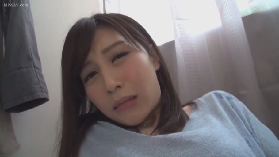 室内 · 坐姿 · 面部 · 委屈 · 白色上衣 · 注视 · 近景