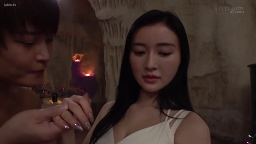 布景 · 凝視 · 上半身特写 · 期待 · 牵手 · 白色吊带裙 · ろうそくの灯り · 上品ネイル