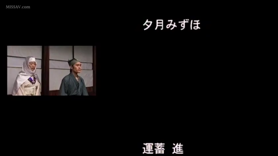 专注 · 角色扮演 · 按摩床 · 白衬衫 · 跪姿 · 上半身 · 按摩 · 按摩店