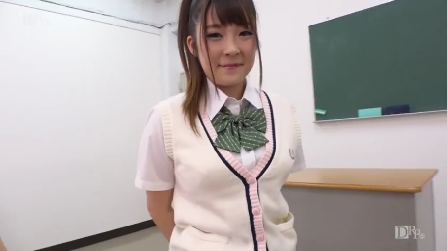 教室 · 站姿 · 微笑 · 顔のクローズアップ · 对视 · 黑板 · JK制服 · 马尾