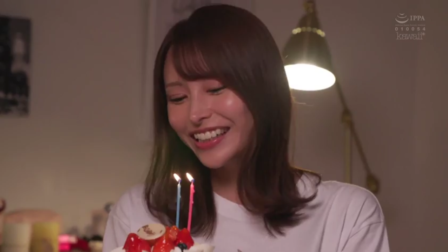 室内 · 頭を下げる · 顔のクローズアップ · 白いTシャツ · 开心 · 蛋糕 · 庆生