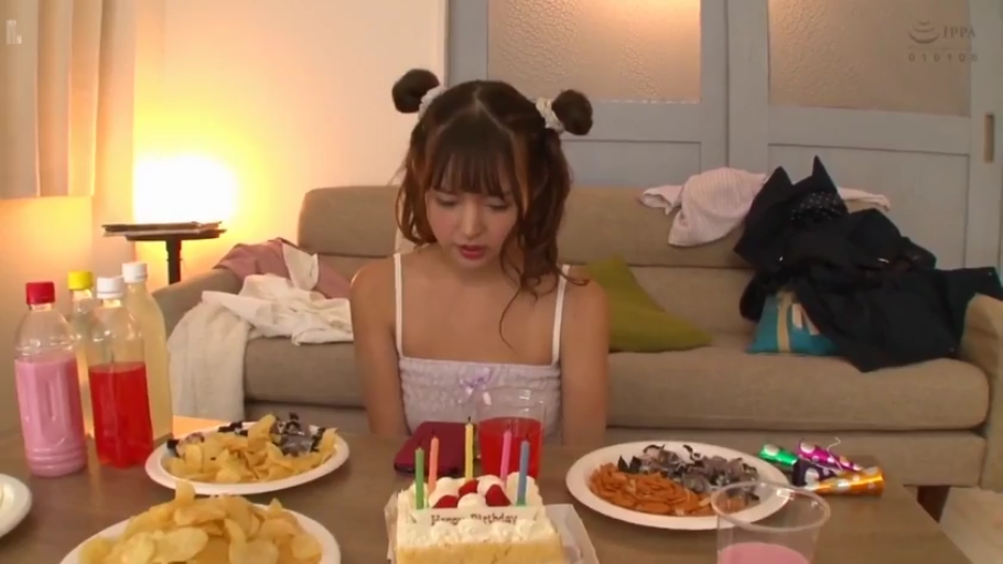 正坐 · 平淡 · 室内客厅 · 半身像 · 紫色吊带衫 · 生日蛋糕 · 日本 · 注视桌面