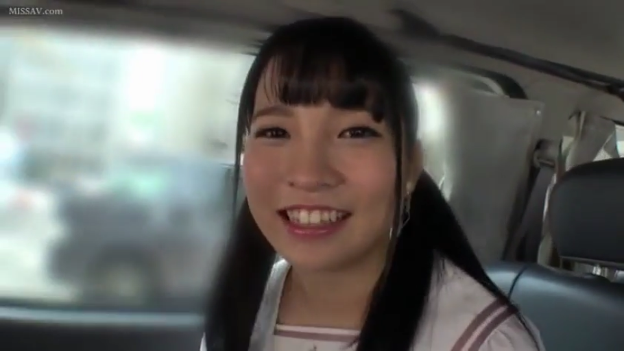 坐姿 · 脸部 · 微笑 · 制服 · 谈话 · 车内 · 安全带