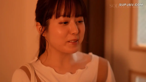 室内 · 交谈 · 脸部特写 · 站立 · 微笑 · 暖色调 · 白色露肩上衣 · 肩包