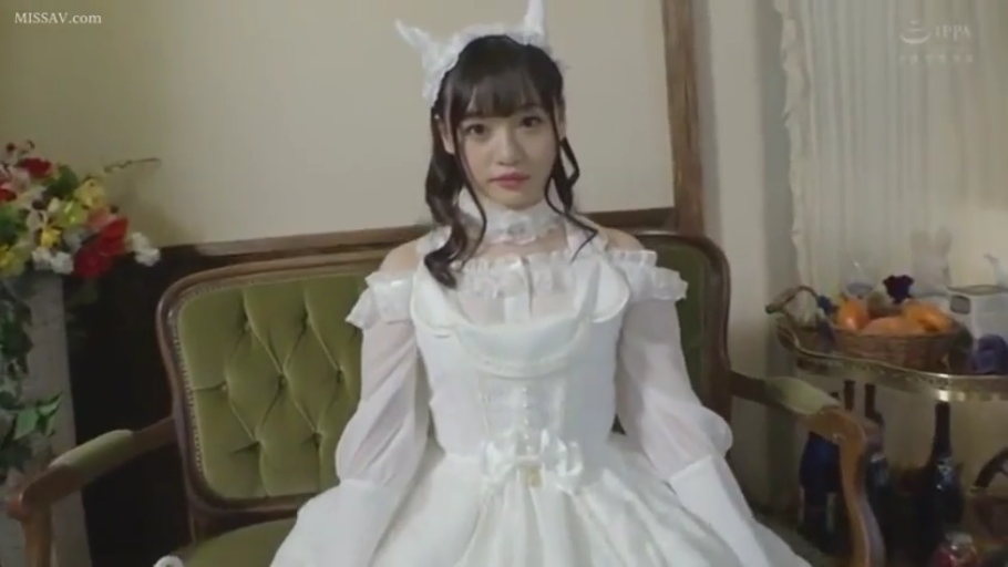 室内 · 坐姿 · 中景 · 沙发 · 自然 · 凝视 · 白色蕾丝裙