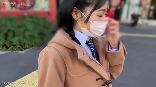 半身特写 · 牛角扣大衣 · 清纯 · 平淡 · 口罩 · 户外街道 · 站立行走 · 整理口罩