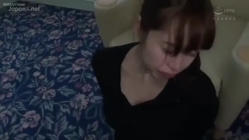 室内 · 跪姿 · 面部特写 · 黑色上衣 · 哭泣 · 凌辱 · 被捏下巴