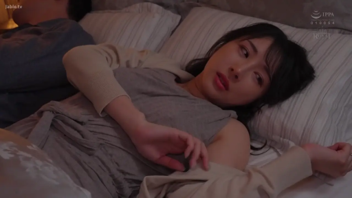 卧室 · 陶醉 · 面部特写 · 侧卧 · 居家睡衣 · 睡眠受侵 · 枕头被褥 · 丈夫身旁