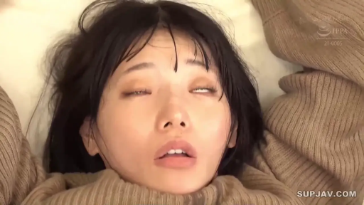 室内 · 仰卧 · 面部特写 · 棕色毛衣 · 亚洲女性 · 阿嘿颜