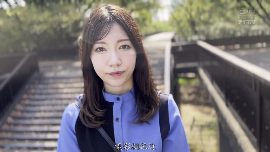 面部 · 站立 · 微笑 · 衬衫 · 对视 · 户外 · 长发