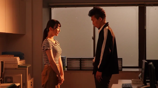 严肃 · 办公室 · 中景 · 打印机 · 对视 · 面对面站立 · 休闲裤