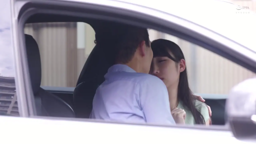 投入 · 抱擁 · キス · 车内 · 侧脸特写 · 汽车座椅 · 浅色衬衫 · 车内亲热