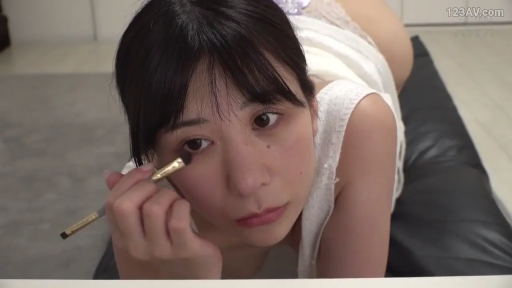 室内 · 集中 · 顔部のクローズアップ · 趴姿 · 居家 · 白色蕾丝内衣 · 化妆 · 化妆刷