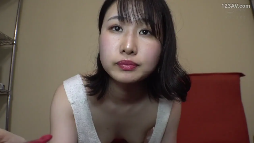 室内 · 俯身 · 脸部特写 · 呆滞 · 短发 · 凝视镜头 · 白色低胸背心 · 红色座椅