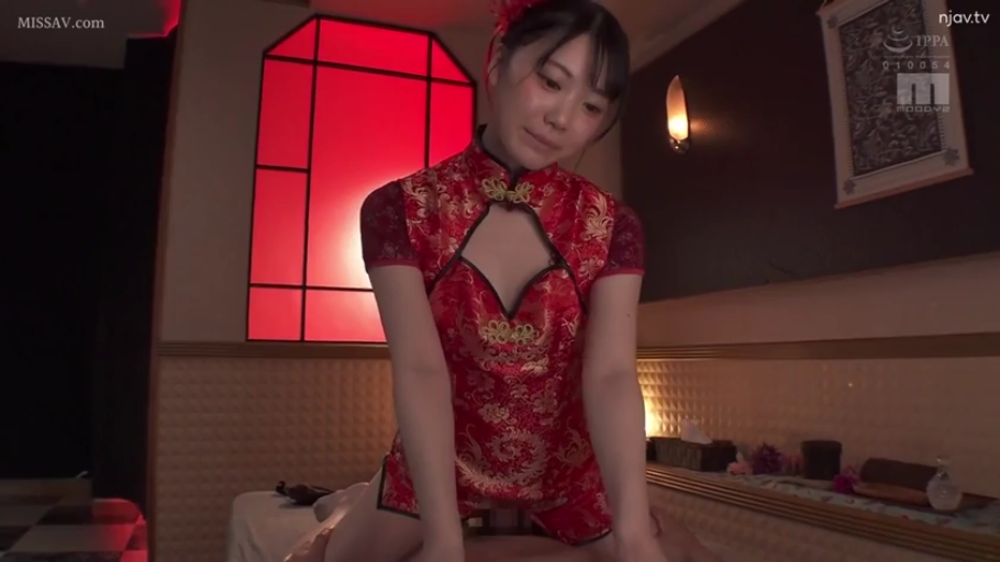 室内 · 平静 · 半身 · 跨坐 · 按摩 · 发饰 · 红色旗袍 · 东方风格