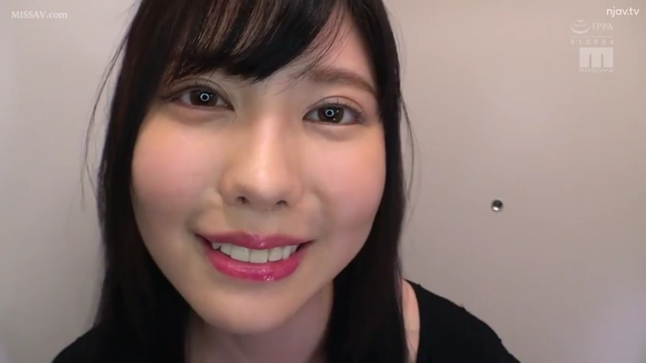 坐姿 · 微笑 · 房间 · 白色长袜 · 双马尾 · 全身特写 · 休息 · 圆桌