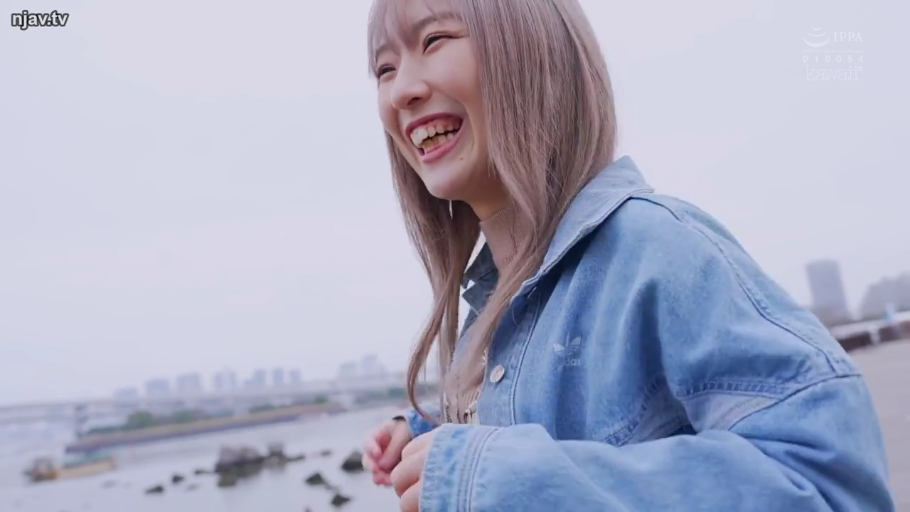 忧郁 · 站立 · 近景 · 哭泣 · 牛仔外套 · 户外海边 · 远望