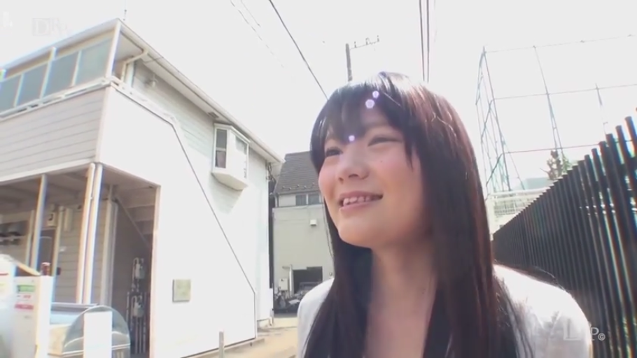 脸部特写 · 站立 · 白色上衣 · 户外街道