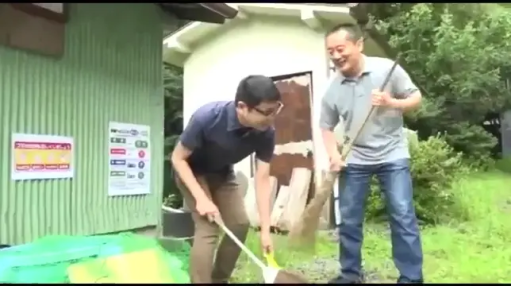 全景 · 弯腰 · 户外 · 双人 · 喜悦 · 扫帚 · 打扫 · 日常休闲装