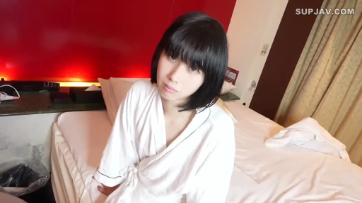 坐姿 · 忧郁 · 床铺 · 凝视 · 酒店 · 浴袍 · 独角