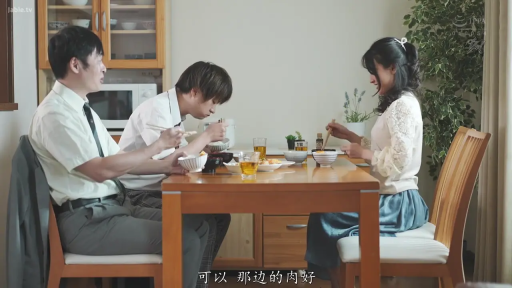 餐厅 · 坐姿 · 平和 · 长裙 · 用餐 · 饭桌 · 家庭场景