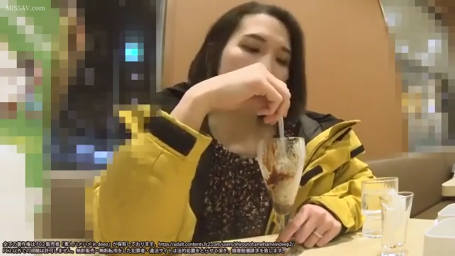 坐姿 · 中景 · 平静 · 餐厅 · 进食 · 黄色外套 · 甜点杯