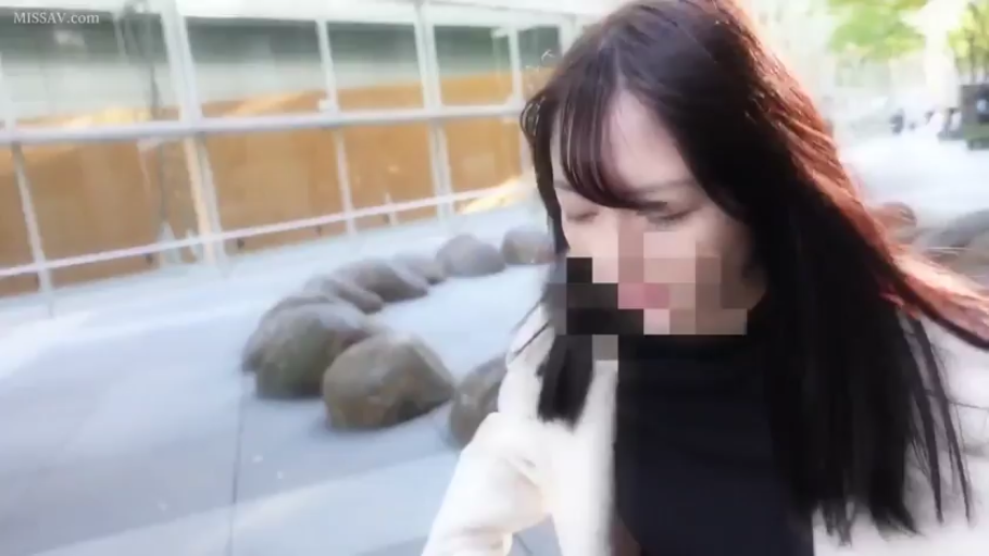 脸部 · 马赛克 · 站姿 · 室外 · 平淡 · 外套 · 走动