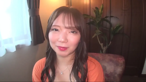 座り姿勢 · 微笑 · ネックレス · 顔のクローズアップ · 注視 · 部屋 · 清纯 · 橙色针织衫