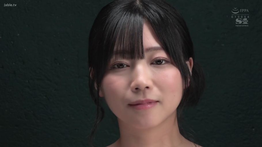 室内 · 脸部特写 · 微笑 · 裸体 · 注视 · 正面 · 黑发