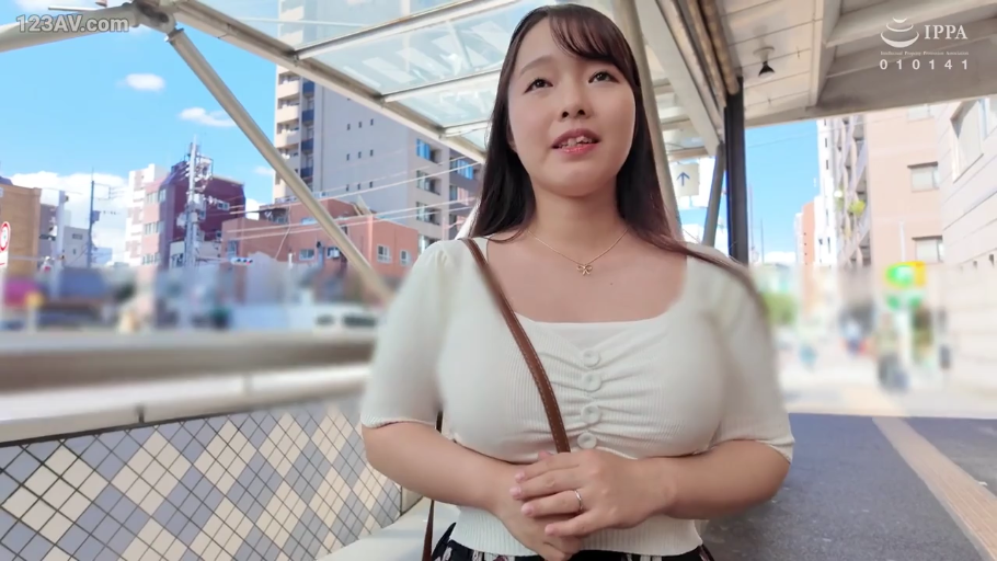 站立 · 上半身 · 户外街道 · 白色紧身上衣